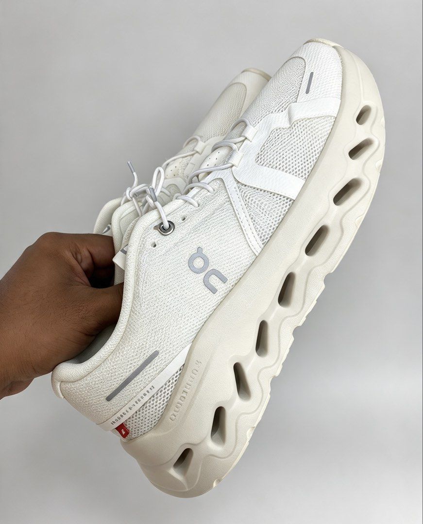 On cloud running (Category: Sneakers) located in Bato. Submitted by itsmethriftlist (Listing ID 1470654893, Image 2). Description: Pm more details .