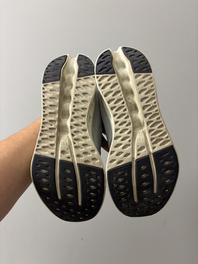 On Cloudsurfer Women’s Size 8 (Category: Sneakers) located in San Fernando. Submitted by kayemanalac_05 (Listing ID 1470720393, Image 3). Description: No damage Needs cleaning.