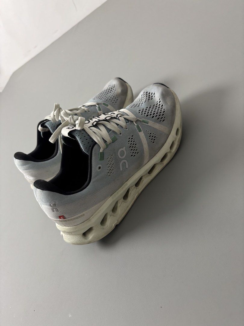 On Cloudsurfer Women’s Size 8 (Category: Sneakers) located in San Fernando. Submitted by kayemanalac_05 (Listing ID 1470720393, Image 2). Description: No damage Needs cleaning.