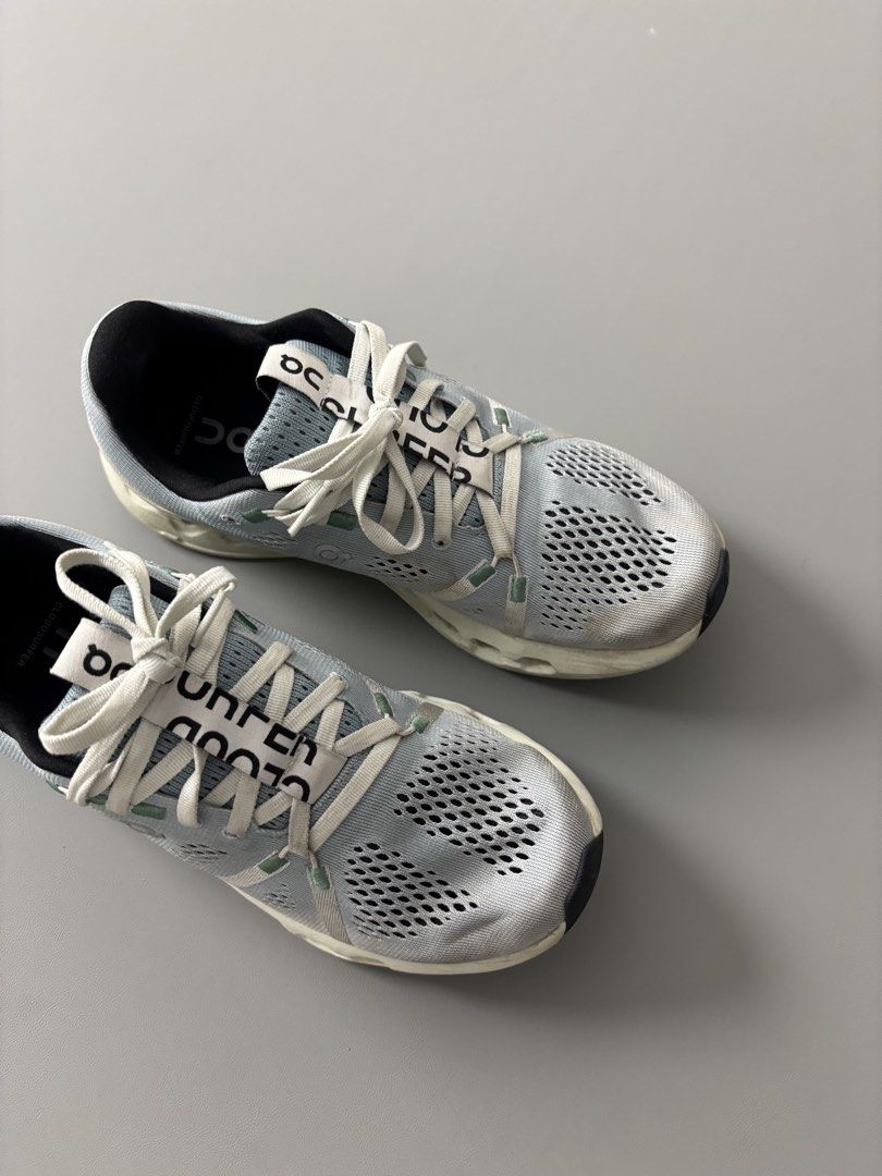 On Cloudsurfer Women’s Size 8 (Category: Sneakers) located in San Fernando. Submitted by kayemanalac_05 (Listing ID 1470720393, Image 1). Description: No damage Needs cleaning.