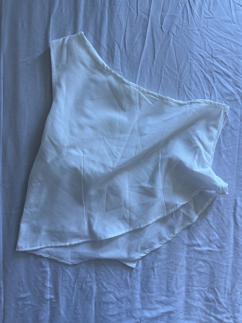 One Sided Ruffle Top (Category: Sleeveless) located in Manila. Submitted by dalmideclutters (Listing ID 1470618695, Image 2). Description: -never worn -from bkk pasabuy.