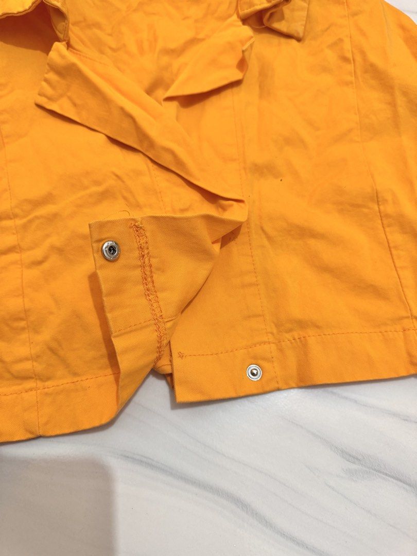 Orange Cropped Button Longsleeves Top (Category: Longsleeves) located in Bulacan. Submitted by archivesbyjanine (Listing ID 1470680402, Image 3). Description: Makapal tela.