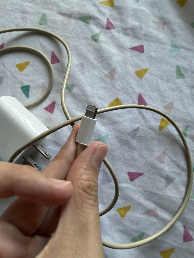 Original Apple charger cable with adaptor not type c (Category: Chargers & Cables) located in Makati City. Submitted by vinarose25 (Listing ID 1470587227, Image 3). Description: Available for sale: Apple charger -original -not type c -preloved 8.9/10 condition Mandaluyong/makati location Price: Php 950 only.