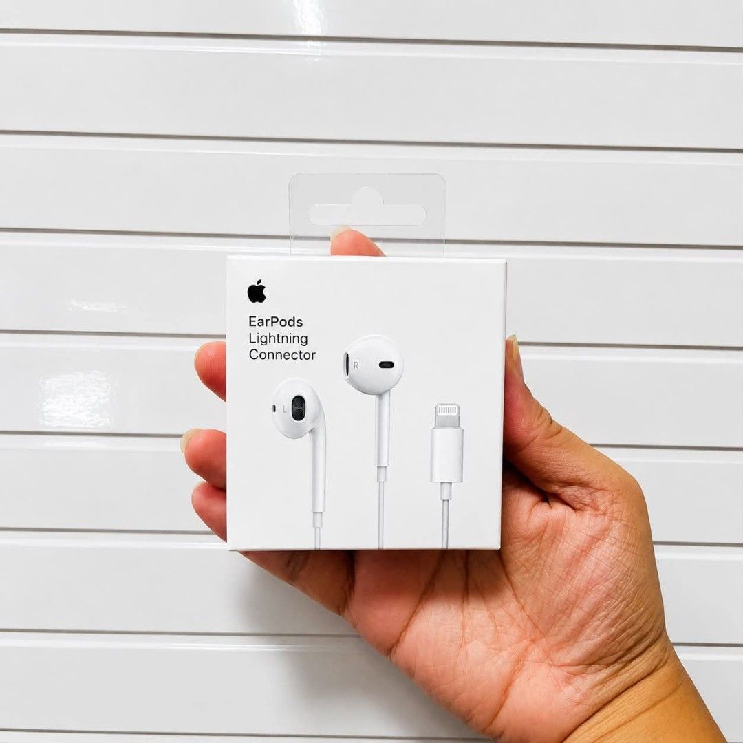 Original Iphone Lightning Headset (Category: Earphones) located in Cebu City. Submitted by gracemarvin06 (Listing ID 1470560676, Image 1). Description: AVAILABLE BRAND NEW AND SEALED 💯 ORIGINAL 💯 GOOD QUALITY.