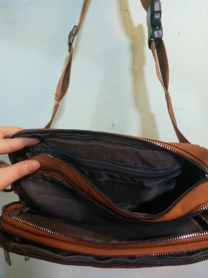 Original samsonite belt bag (Category: Luxury Bags & Wallets) located in Manila. Submitted by mjfinds.ph (Listing ID 1470720626, Image 3). Description: ORIGINAL SAMSONITE BELT BAG FOR SALE 🖤 Looking for a stylish and practical belt bag? Check out this original Samsonite belt bag! ✅ Original Samsonite brand 🎒 Compact and convenient for everyday use 👌 Great for travel, errands, and daily essentials 💰 Price: 600 📍 Location: Pasay City 📩 Messag
