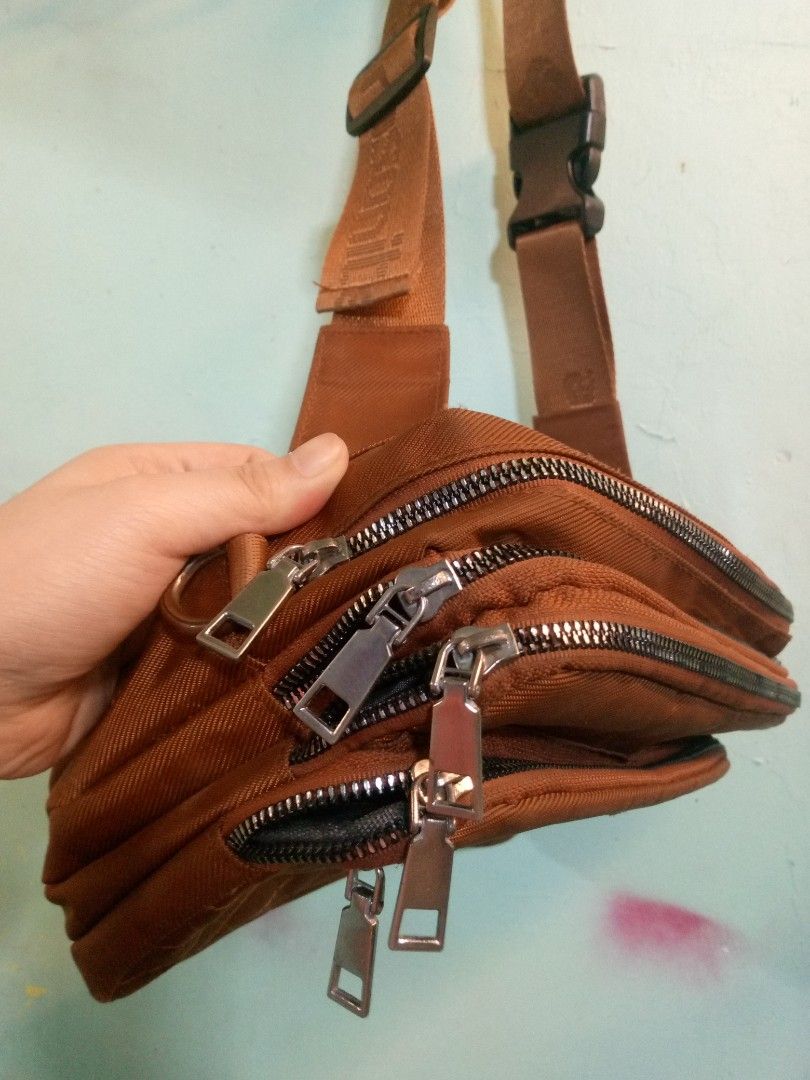 Original samsonite belt bag (Category: Luxury Bags & Wallets) located in Manila. Submitted by mjfinds.ph (Listing ID 1470720626, Image 2). Description: ORIGINAL SAMSONITE BELT BAG FOR SALE 🖤 Looking for a stylish and practical belt bag? Check out this original Samsonite belt bag! ✅ Original Samsonite brand 🎒 Compact and convenient for everyday use 👌 Great for travel, errands, and daily essentials 💰 Price: 600 📍 Location: Pasay City 📩 Messag