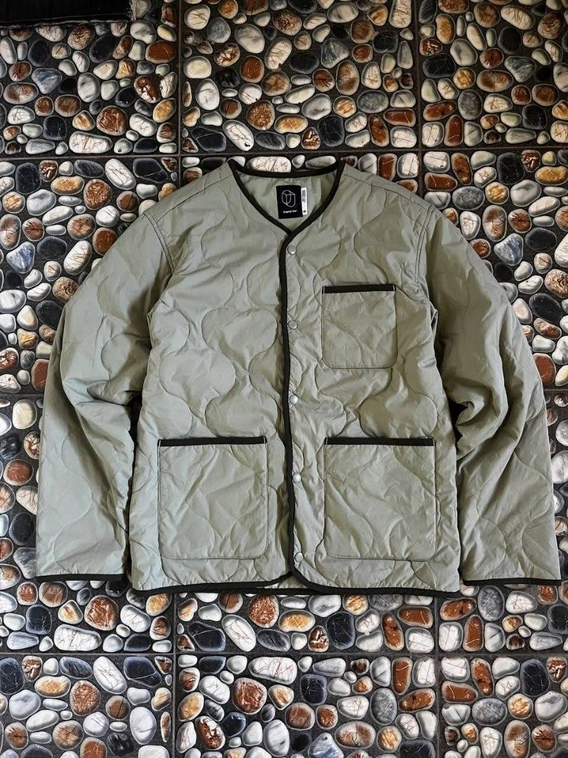 Original Use Quilted Snap-Up Jacket Sage Green Size S (Category: Coats, Jackets and Outerwear) located in Baler. Submitted by vansonearth (Listing ID 1470699726, Image 1). Description: - Brand: Original Use - Color: Sage Green - Size: Small - Material: 100% recycled polyester (shell, filling, and lining) - Closure: Snap-button front with contrast dark piping - Pockets: One chest pocket and two waist patch pockets - Condition: Lightweight layering
