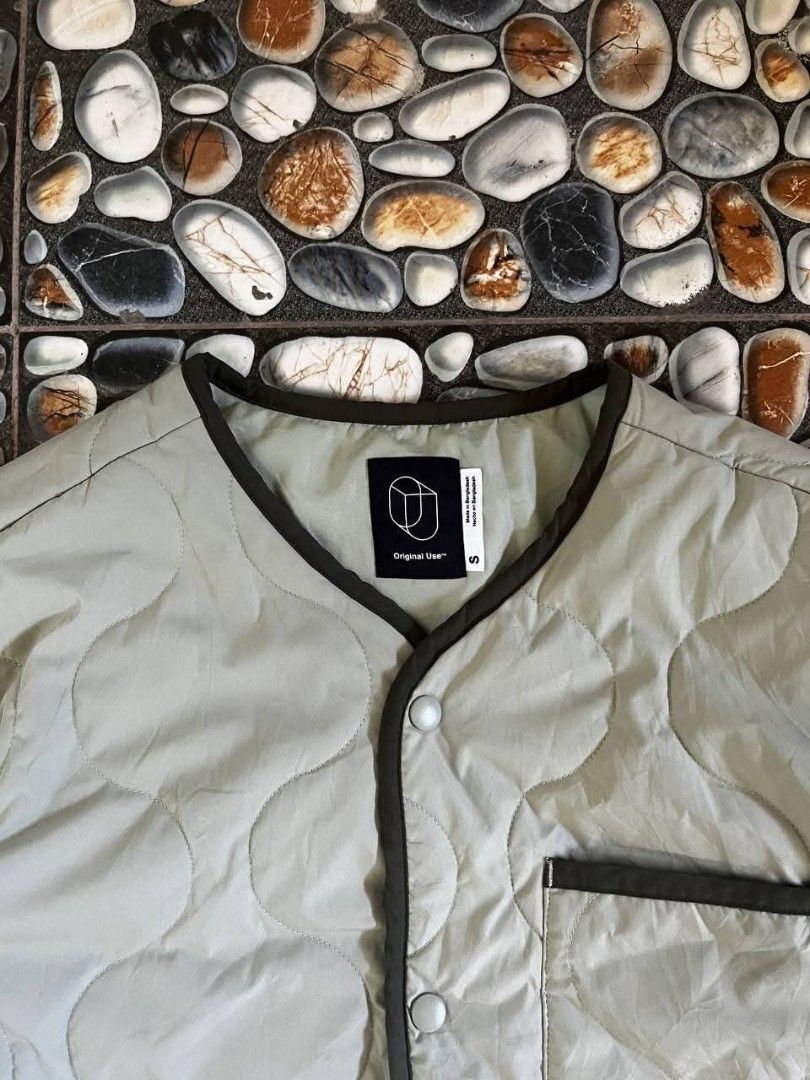 Original Use Quilted Snap-Up Jacket Sage Green Size S (Category: Coats, Jackets and Outerwear) located in Baler. Submitted by vansonearth (Listing ID 1470699726, Image 2). Description: - Brand: Original Use - Color: Sage Green - Size: Small - Material: 100% recycled polyester (shell, filling, and lining) - Closure: Snap-button front with contrast dark piping - Pockets: One chest pocket and two waist patch pockets - Condition: Lightweight layering