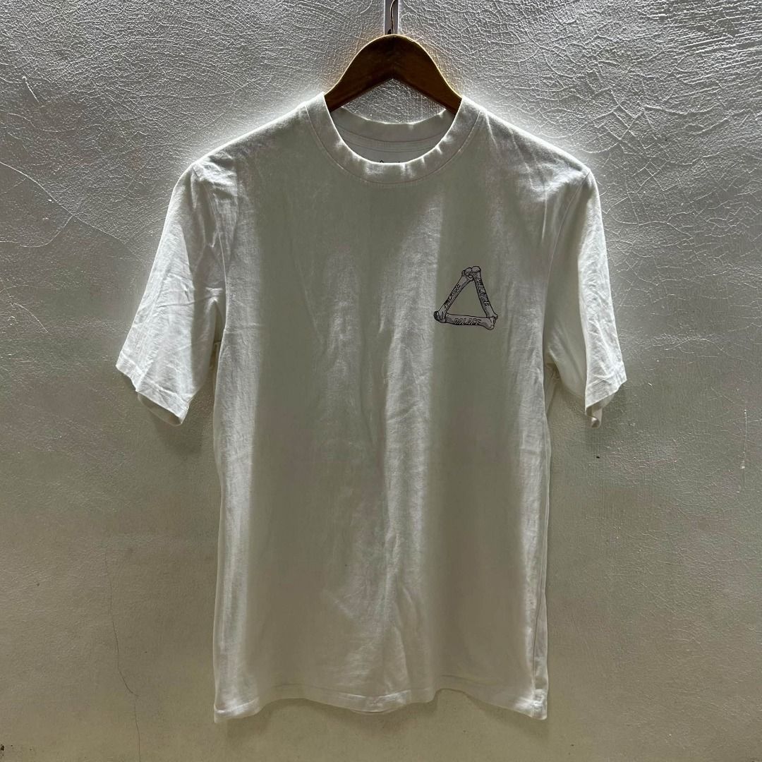 PALACE SKATE TEE (Category: Tshirts & Polo Shirts ) located in Caloocan City. Submitted by j3ngsanity (Listing ID 1470589625, Image 1). Description: ISSUE : NEED WASH ONLY AS NEW DIMES : 18.5x28.