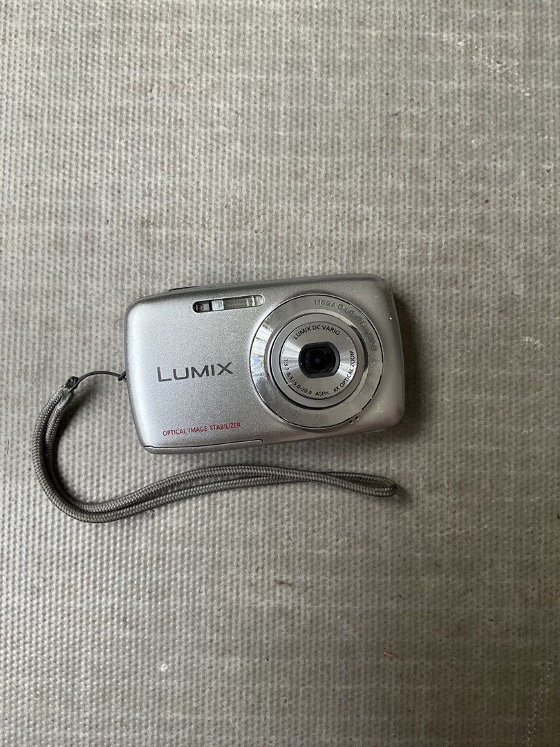 PANASONIC LUMIX DMC S1 Digital Camera (Category: Cameras) located in Mandaluyong City. Submitted by summersamnl (Listing ID 1470618976, Image 1). Description: - Broken - Cannot turn on.
