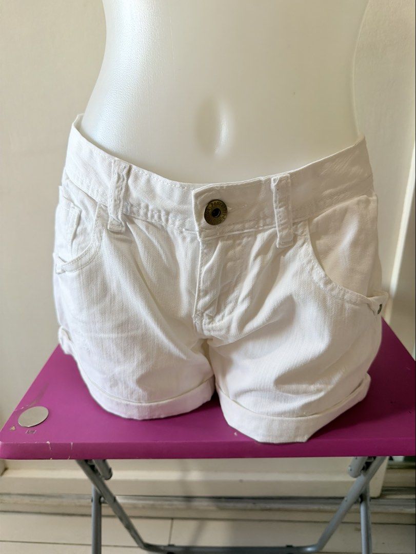Peace bird collection White short (Category: Shorts) located in Manila. Submitted by hellokittyjhoe (Listing ID 1470698431, Image 1). Description: .