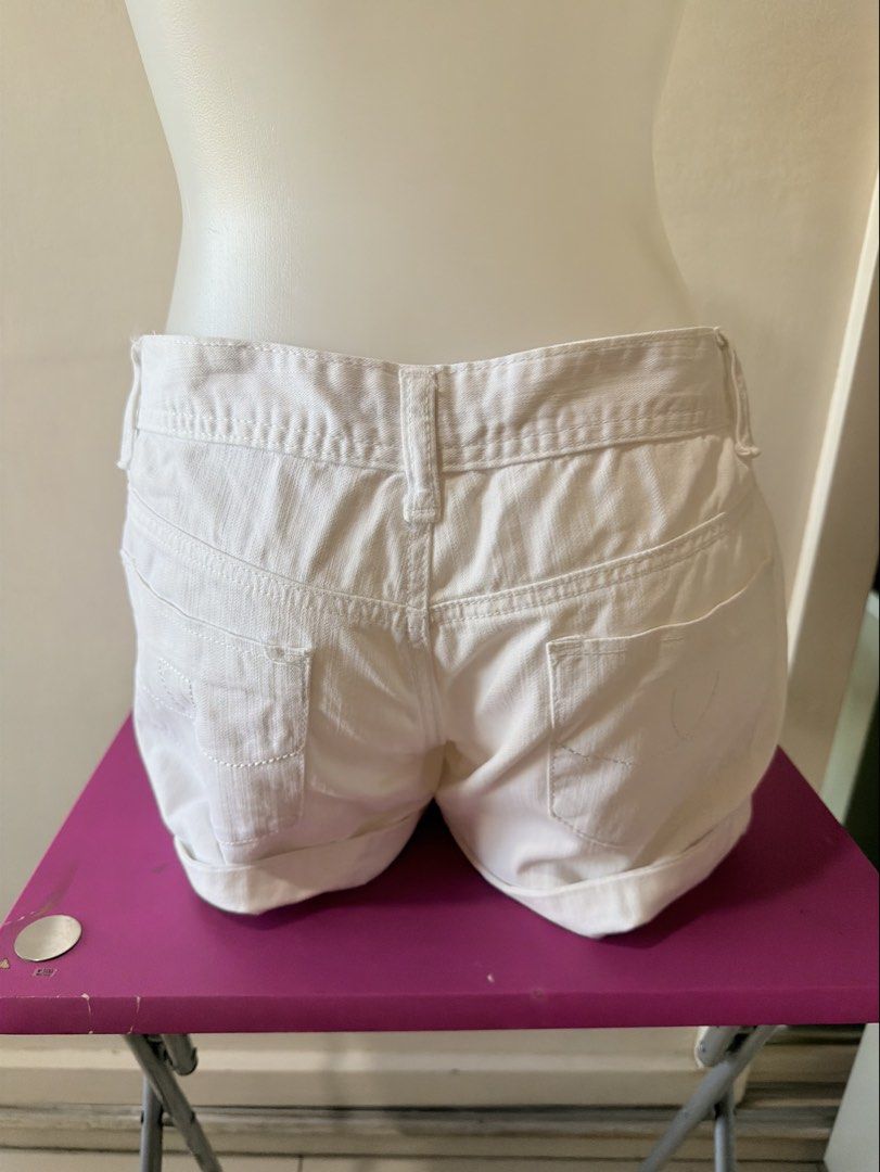 Peace bird collection White short (Category: Shorts) located in Manila. Submitted by hellokittyjhoe (Listing ID 1470698431, Image 2). Description: .