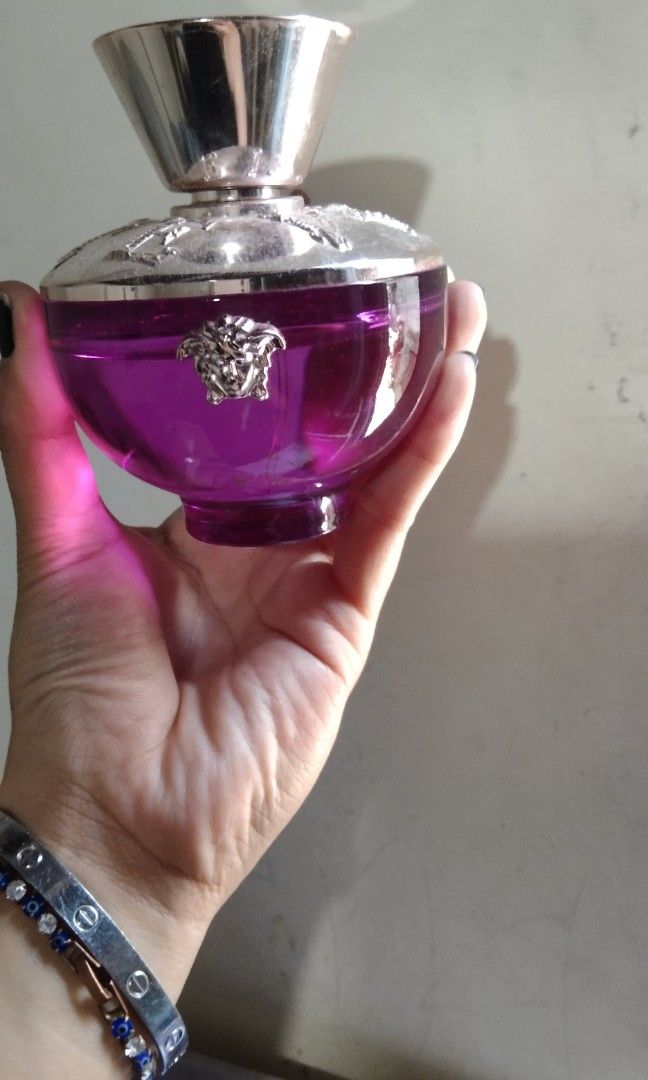perfume (Category: Fragrance & Deodorants) located in Manila. Submitted by phenqot (Listing ID 1470589896, Image 3). Description: 🚨 FLASH SALE / STEAL PRICE! 🚨 VERSACE DYLAN PURPLE EDP 100ML (PRE-Loved) Bawas-wisik lang po, 90%-95% PA ANG LAMAN! (Kita ang juice level sa photos, halos puno pa talaga). Personal pre-loved items ko po galing boutique, guaranteed 100% Original. ✨ Details: Inclusions: Bottle only (Wala na pong box kaya bagsak-presyo!