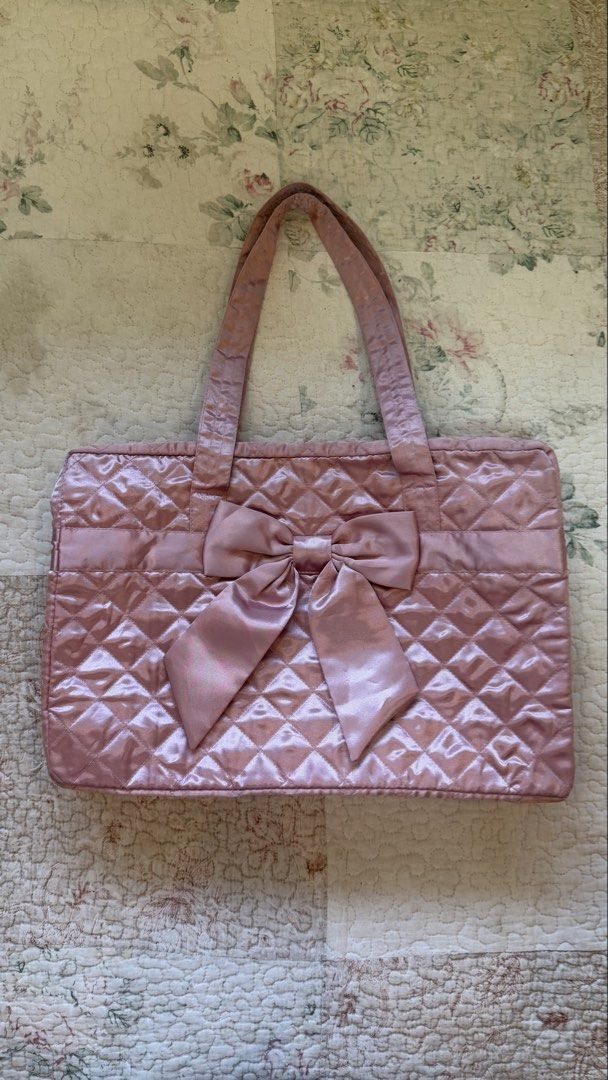 Pink naraya shoulder bag (Category: Shoulder Bags) located in Narvacan. Submitted by loveeazii (Listing ID 1470739212, Image 1). Description: Pink naraya handbag Washed Water resistant Has 2 inner pockets Size: Large (15x10 inches).