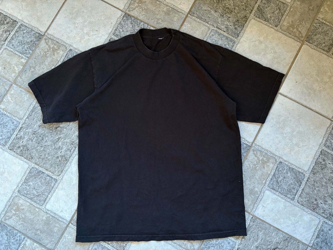 Plain Black Heavyweight Oversized T-Shirt (Category: Tshirts & Polo Shirts ) located in Manila. Submitted by 0000.ramen (Listing ID 1470654332, Image 2). Description: Pro Club Tee Small-Medium Cut tag Width 21 Length 27 As new No issue.