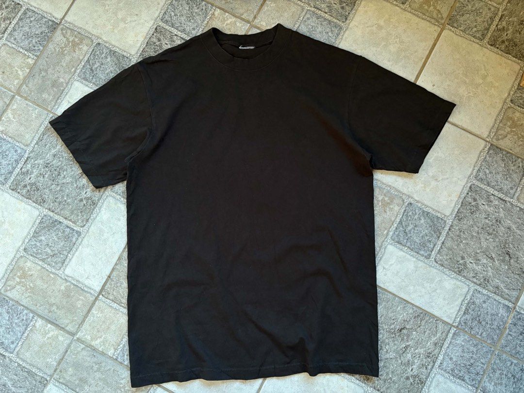 Plain Black Heavyweight T-Shirt (Category: Tshirts & Polo Shirts ) located in Manila. Submitted by 0000.ramen (Listing ID 1470654608, Image 1). Description: Pro Club Tee Heavyweight Medium Cut Tag Width 22 Length 30 As new No issue.
