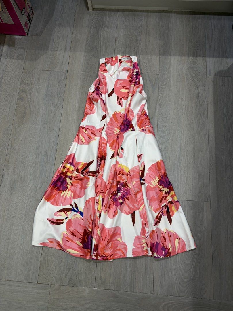 Plains & Prints Like Dress (Category: Dresses) located in Pasig City. Submitted by chamoisee (Listing ID 1470669210, Image 1). Description: Plains & Prints Like Dress 26” bust 37” length .