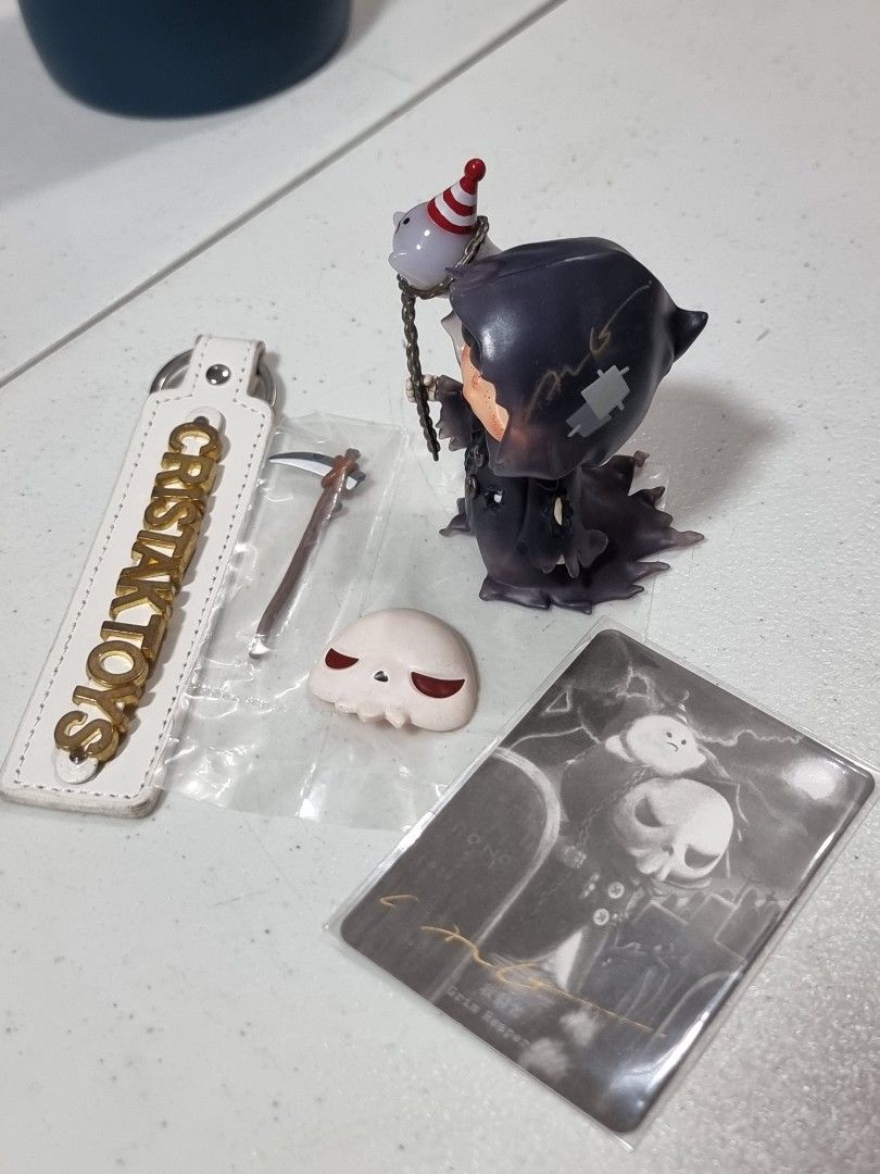 Pop Mart Hirono Grim Reaper with Lang's Autograph (Category: Figurines & Statues) located in Marikina City. Submitted by cristakyo (Listing ID 1470651343, Image 2). Description: Figure and Card were signed by Lang during his last visit here in Manila. I can provide photos during actual signing. Inclusion: (complete) figure accessories card box foil.