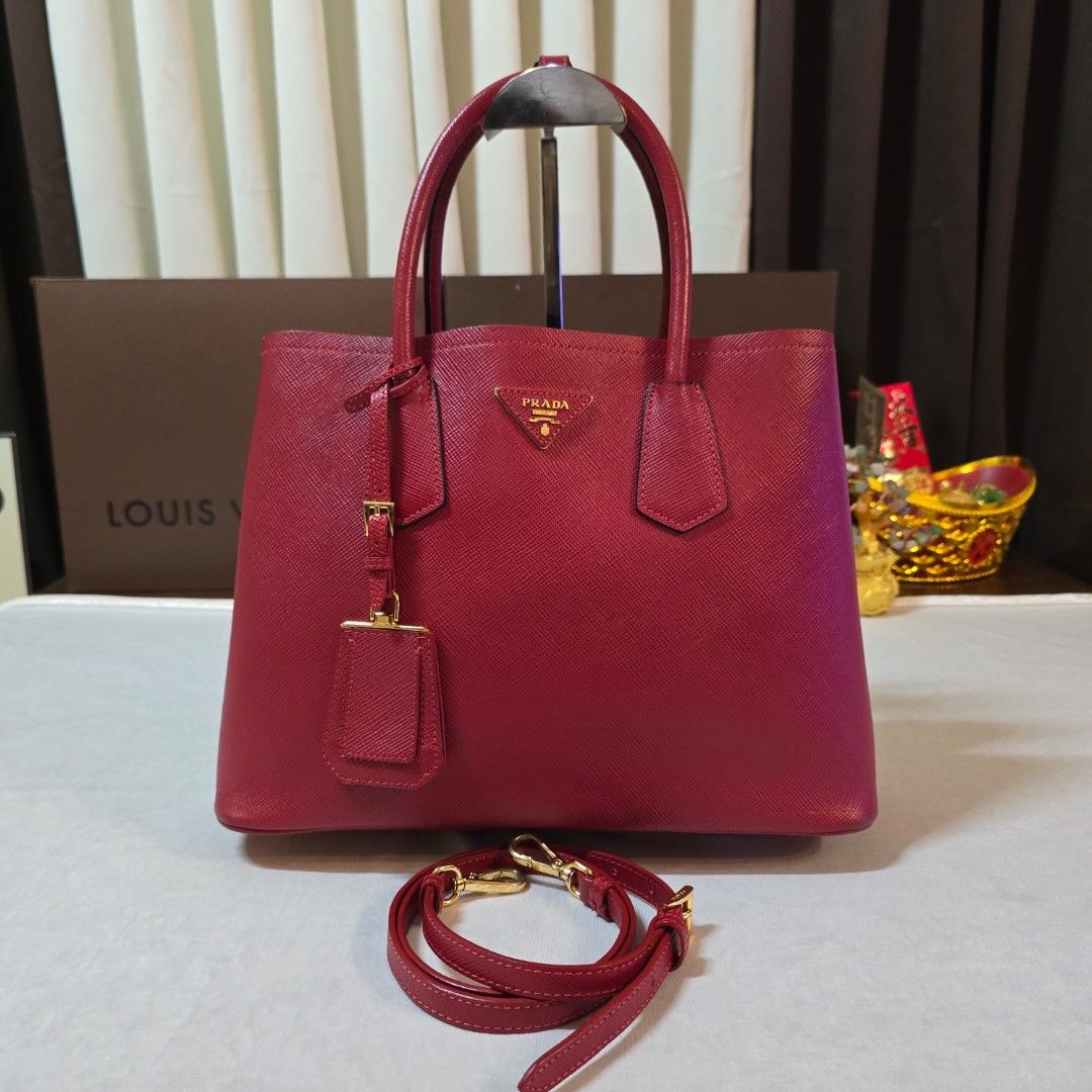 Prada Saffiano Cuir Double satchel ❤️ (Category: Luxury Bags & Wallets) located in Paranaque City. Submitted by kyshei (Listing ID 1470670574, Image 2). Description: 💯legit/,orig money back guaranteed‼️👍.