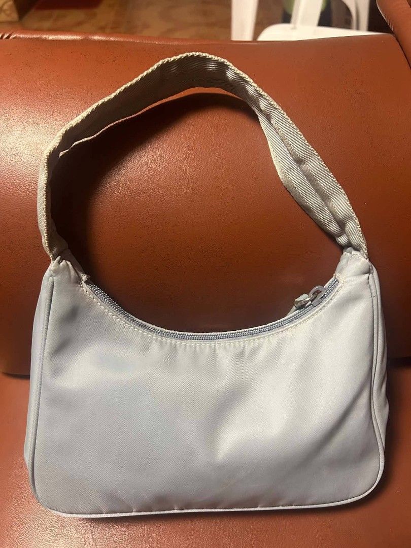 Prada Re edition 2000 Re nylon bag (Category: Luxury Bags & Wallets) located in Tabuk. Submitted by iamkyshua90650 (Listing ID 1470725221, Image 2). Description: Guaranteed authentic Pass sa lowballer Payment first.