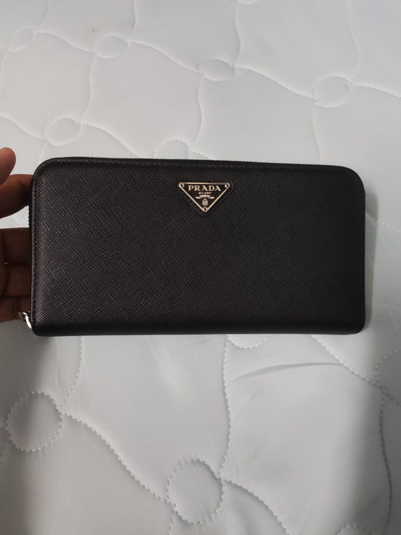 prada saffiano leather zip-round wallet (Category: Luxury Bags & Wallets) located in Bacoor. Submitted by silverdeer-ba35 (Listing ID 1470693273, Image 1). Description: forsale🔥🔥🔥 prada®️ saffiano leather zip-round wallet authentic💯 as new condition sariwa no issue ganda actual daming lagayan ng card id 10k lang yours na. bacoor cavite ph. location DM📩 sure buyer..tnxxx.