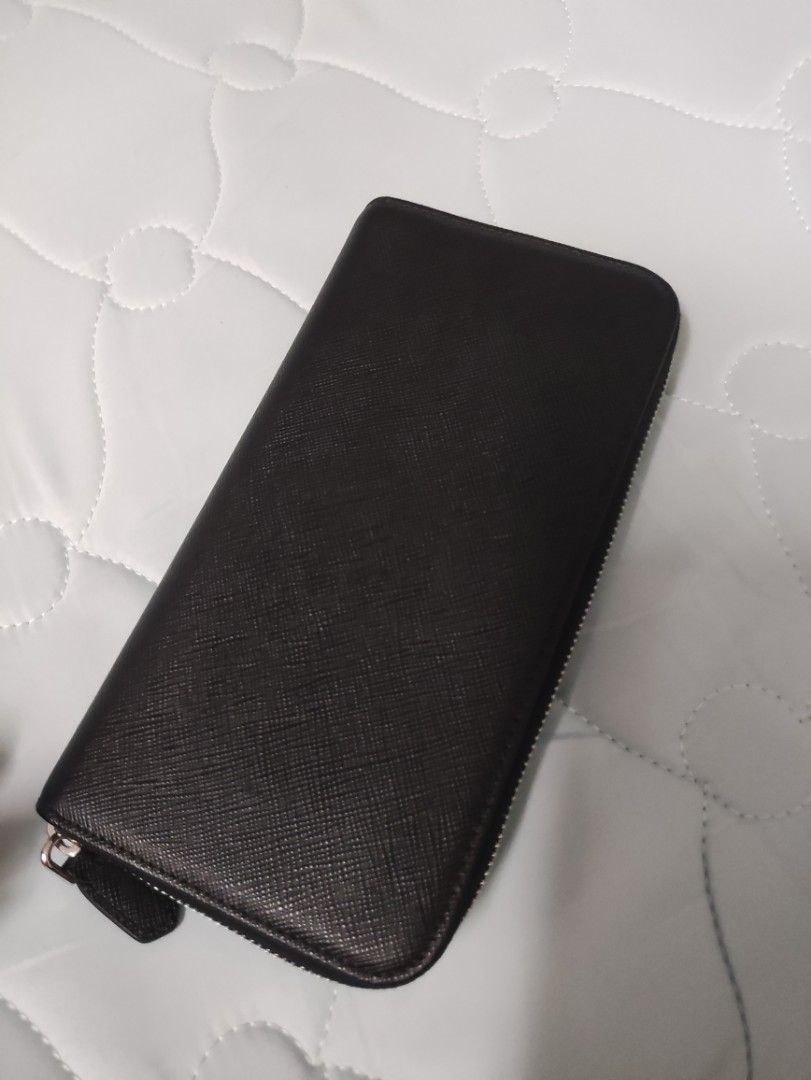 prada saffiano leather zip-round wallet (Category: Luxury Bags & Wallets) located in Bacoor. Submitted by silverdeer-ba35 (Listing ID 1470693273, Image 3). Description: forsale🔥🔥🔥 prada®️ saffiano leather zip-round wallet authentic💯 as new condition sariwa no issue ganda actual daming lagayan ng card id 10k lang yours na. bacoor cavite ph. location DM📩 sure buyer..tnxxx.