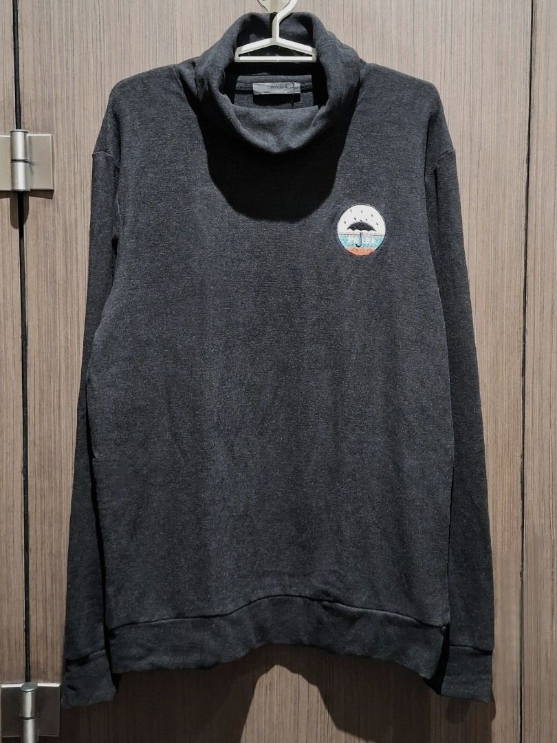 Prada Umbrella Logo Patch Turtleneck (Category: Coats, Jackets and Outerwear) located in Pasig City. Submitted by coveted.mnl (Listing ID 1470453840, Image 1). Description: Archive Sample📌 Best fit to: Large Width : 21 Length : 27 (MEASURED BY INCHES) 9.5/10 overall condition No issues or flaws in fabric • P2,300 Slightly negotiable • Pasig City meet up • Open for COD Via Lalamove or Grab • J&T courier Message us for more info🤍 (measurements, s