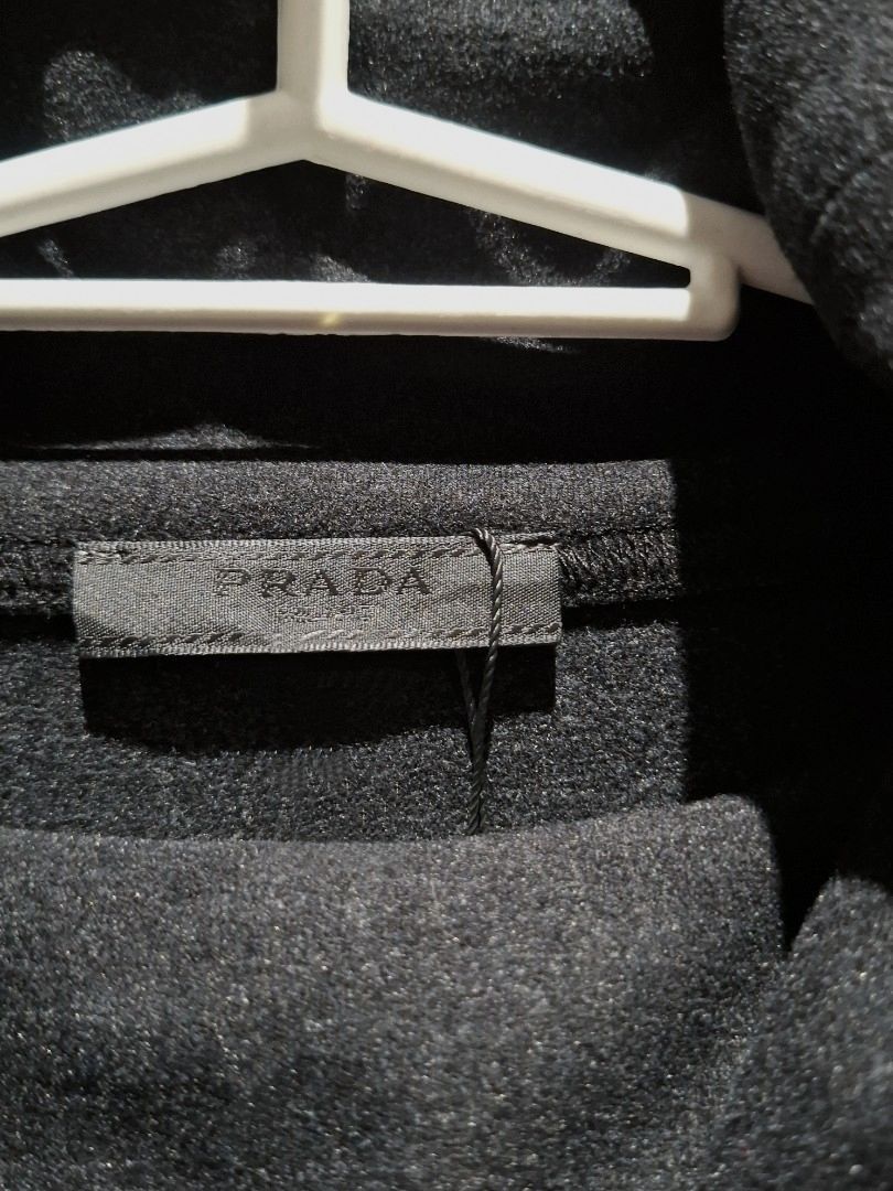 Prada Umbrella Logo Patch Turtleneck (Category: Coats, Jackets and Outerwear) located in Pasig City. Submitted by coveted.mnl (Listing ID 1470453840, Image 3). Description: Archive Sample📌 Best fit to: Large Width : 21 Length : 27 (MEASURED BY INCHES) 9.5/10 overall condition No issues or flaws in fabric • P2,300 Slightly negotiable • Pasig City meet up • Open for COD Via Lalamove or Grab • J&T courier Message us for more info🤍 (measurements, s