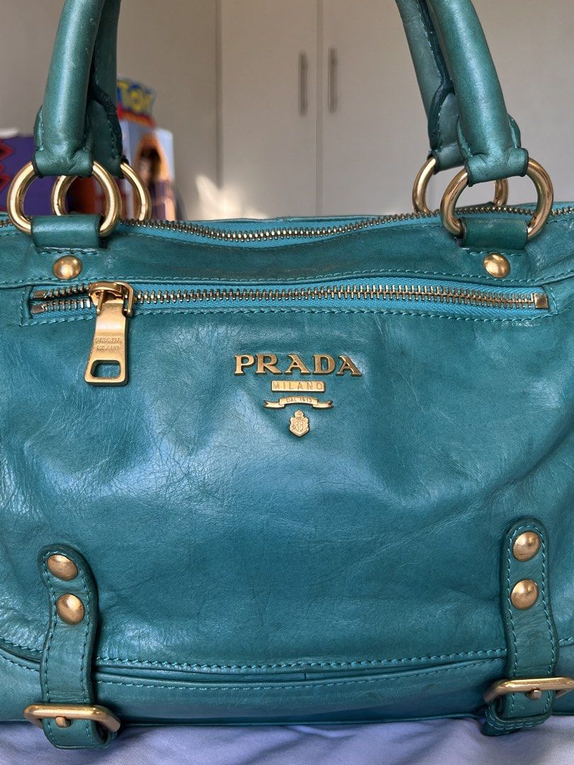 Prada Vitello Shine Bauletto (Category: Luxury Bags & Wallets) located in Antipolo. Submitted by itsme_ghelsonn (Listing ID 1470705713, Image 2). Description: Issue: Rubber lining sa handle.