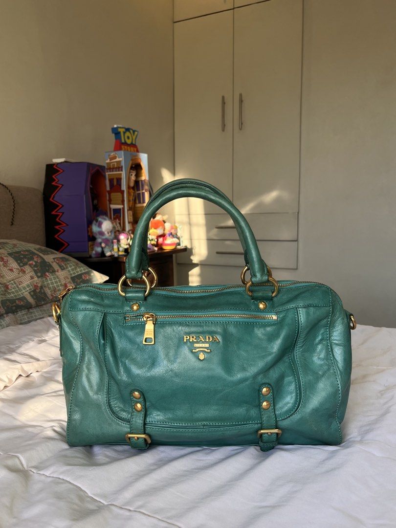 Prada Vitello Shine Bauletto (Category: Luxury Bags & Wallets) located in Antipolo. Submitted by itsme_ghelsonn (Listing ID 1470705713, Image 1). Description: Issue: Rubber lining sa handle.