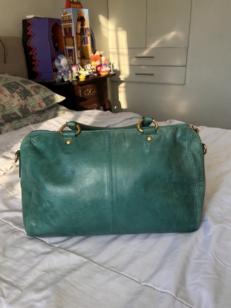 Prada Vitello Shine Bauletto (Category: Luxury Bags & Wallets) located in Antipolo. Submitted by itsme_ghelsonn (Listing ID 1470705713, Image 3). Description: Issue: Rubber lining sa handle.