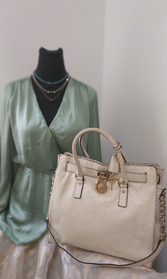 Pre-loved/500 each (Category: Shoulder Bags) located in Bacolod City. Submitted by josh_and_jewels (Listing ID 1470658938, Image 1). Description: .