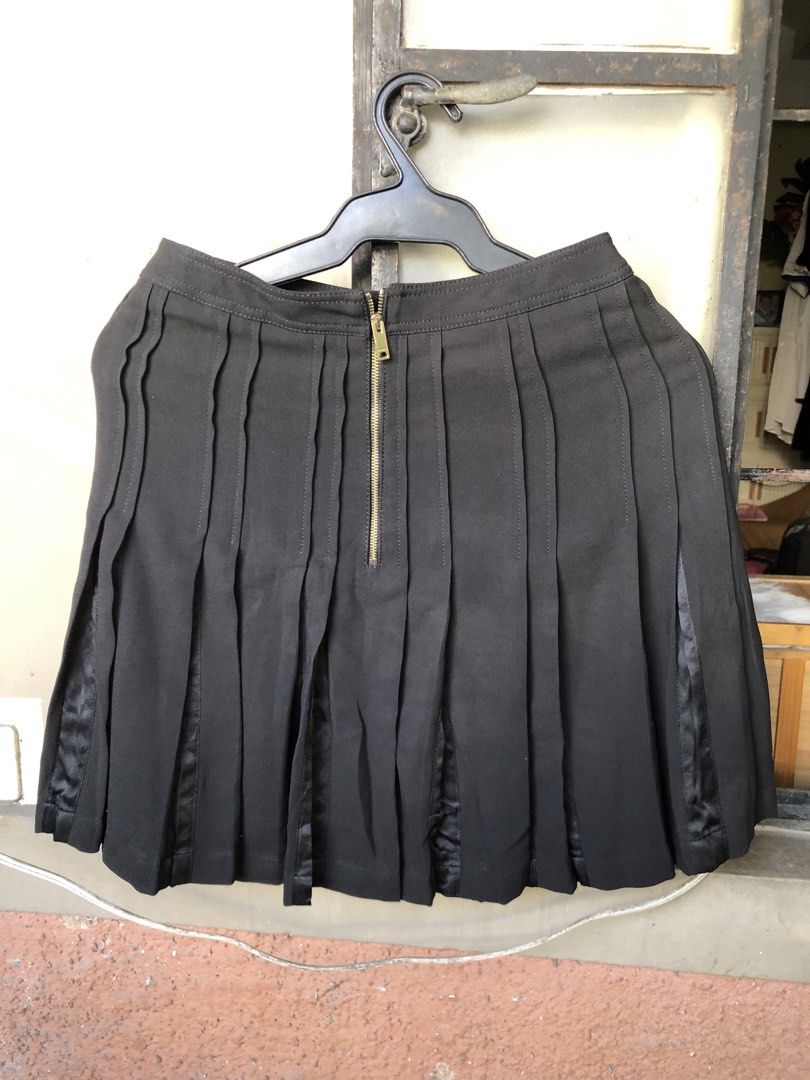 Preloved Burberry Plain Black Pleated Mini Skirt (Category: Luxury Apparel) located in Santa Maria. Submitted by ecowshop.pre-loved (Listing ID 1470591224, Image 3). Description: .