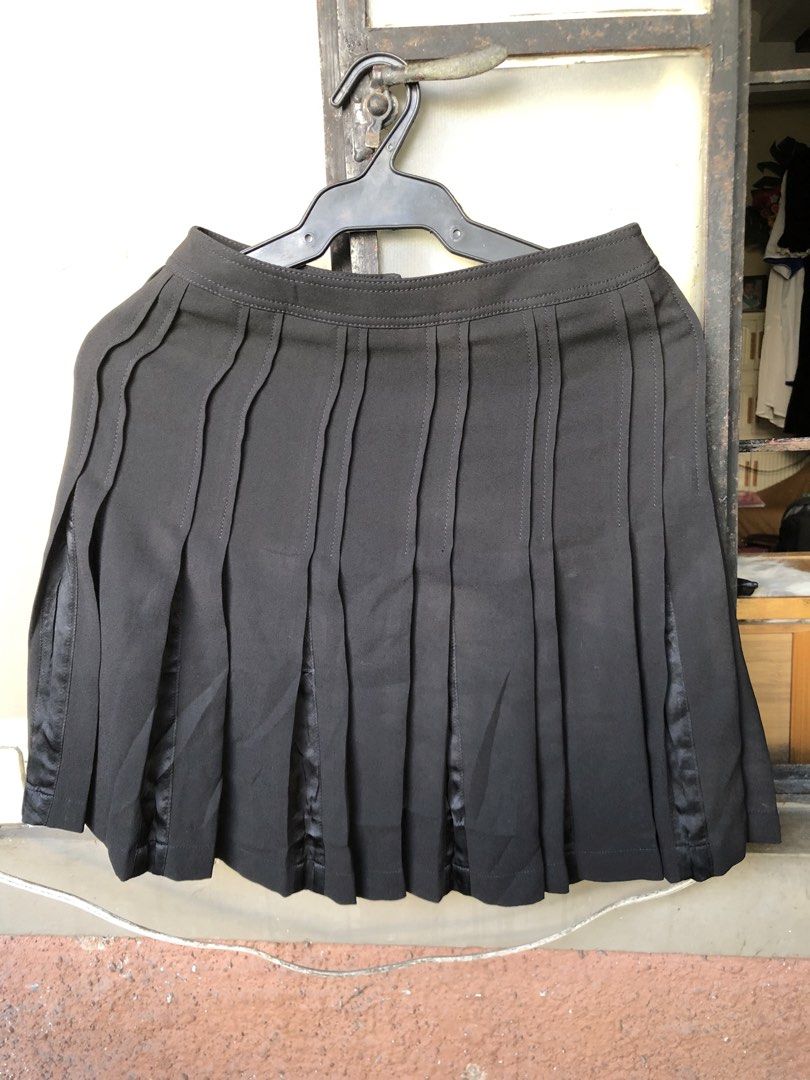 Preloved Burberry Plain Black Pleated Mini Skirt (Category: Luxury Apparel) located in Santa Maria. Submitted by ecowshop.pre-loved (Listing ID 1470591224, Image 2). Description: .