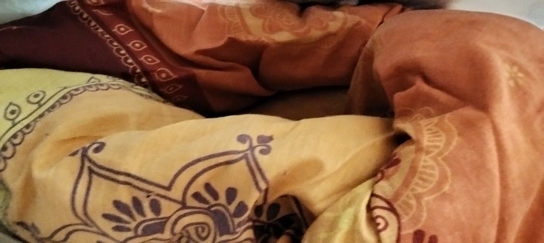 Pre-loved Comforter Queen Size (Category: Bedding & Towels) located in Paranaque City. Submitted by happyfinds2 (Listing ID 1470592935, Image 2). Description: queen size, comforter only.