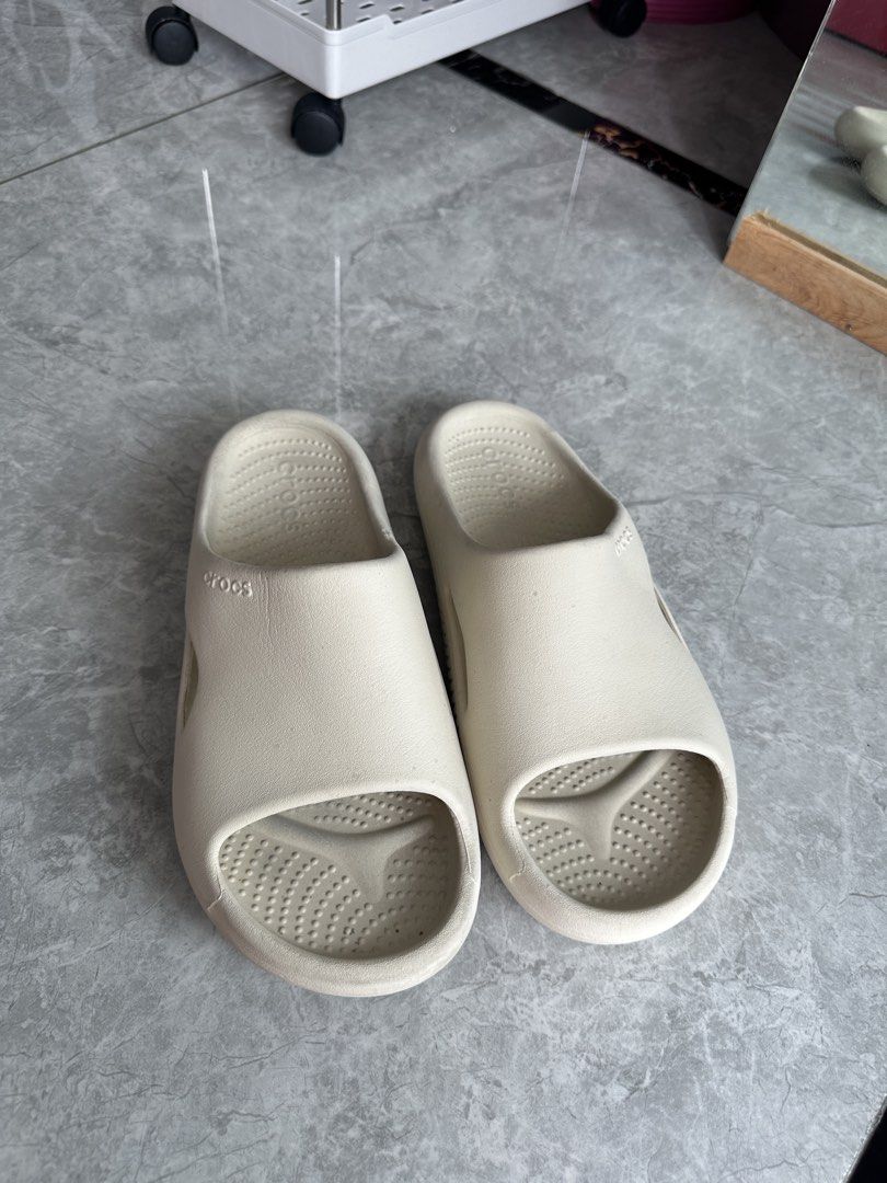 Preloved Crocs Slides Size 8 Mens (Category: Slippers & Slides) located in Manila. Submitted by angc_finds (Listing ID 1470577113, Image 2). Description: Preloved Crocs Slides No issue Just needs cleaning 📍Marina, Parañaque.