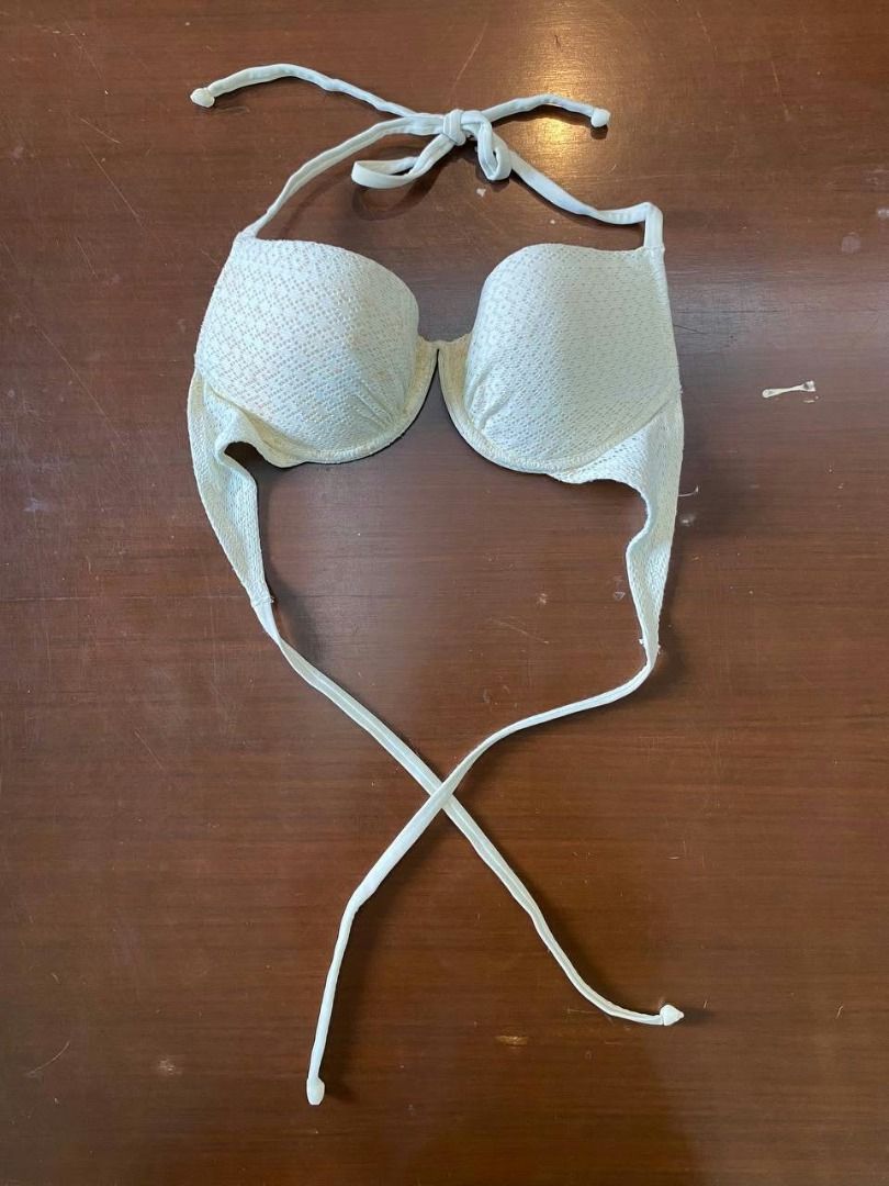 Preloved H&M Bikini Top White Size 34B (Category: Bikinis & Swimsuits) located in Muntinlupa City. Submitted by irene.aragon.navarro (Listing ID 1470624188, Image 1). Description: White textured bikini top with underwire support. Halter neck tie with adjustable back straps. Structured cups shape nicely. Classic beach style, ready for summer..