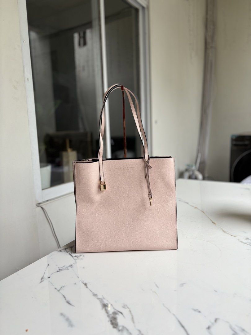Preloved Marc Jacobs Grind Tote Bag - Pink (Category: Tote Bags) located in Pasig City. Submitted by catsyybooo (Listing ID 1470589849, Image 1). Description: - Minimal signs of wear, In very good condition ❌ No inclusions.