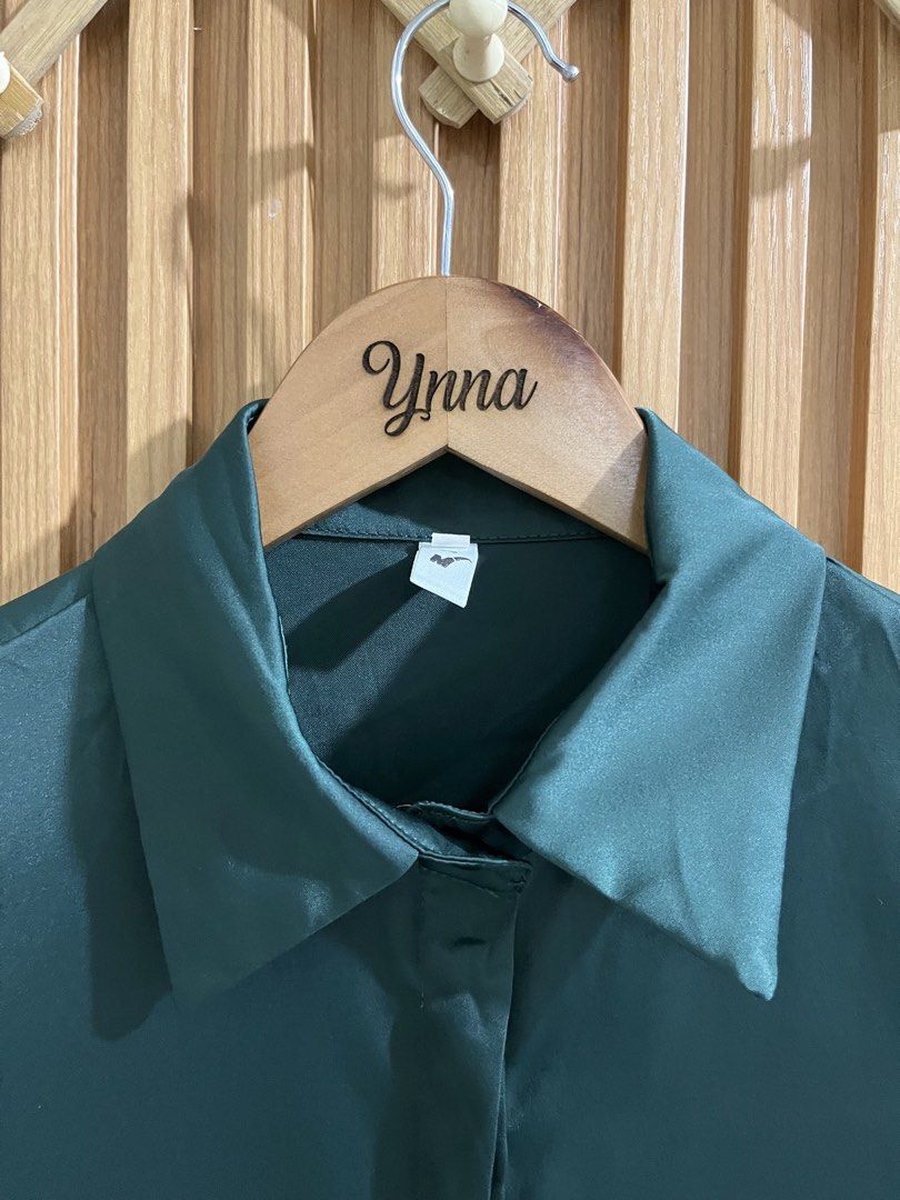 Premium Quality Slik Long sleeve (Category: Longsleeves) located in Caloocan City. Submitted by ynna_27 (Listing ID 1470678681, Image 2). Description: Premium Quality Slik Long sleeve Used - Good as new Color : Green Medium Issue : x Price 449.