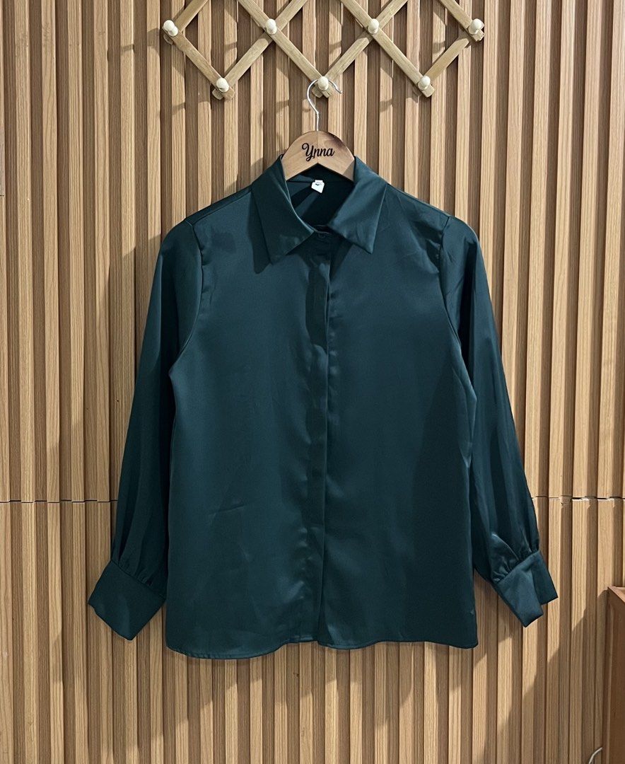 Premium Quality Slik Long sleeve (Category: Longsleeves) located in Caloocan City. Submitted by ynna_27 (Listing ID 1470678681, Image 1). Description: Premium Quality Slik Long sleeve Used - Good as new Color : Green Medium Issue : x Price 449.