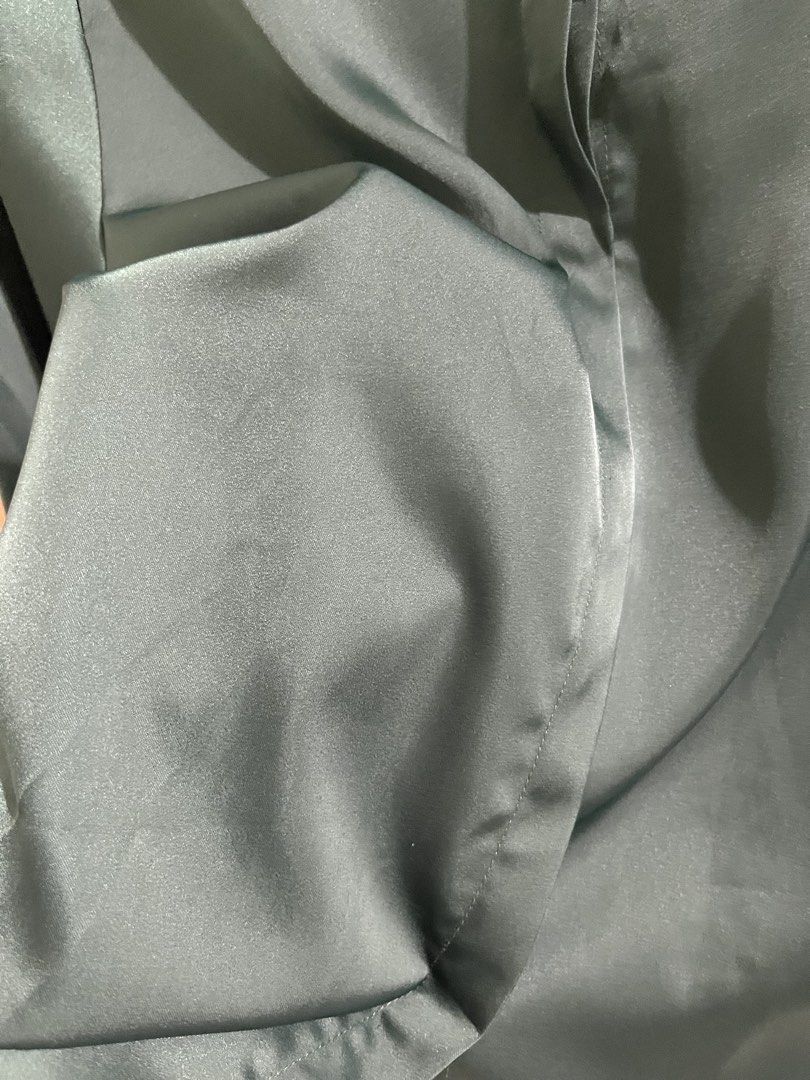 Premium Quality Slik Long sleeve (Category: Longsleeves) located in Caloocan City. Submitted by ynna_27 (Listing ID 1470678681, Image 3). Description: Premium Quality Slik Long sleeve Used - Good as new Color : Green Medium Issue : x Price 449.
