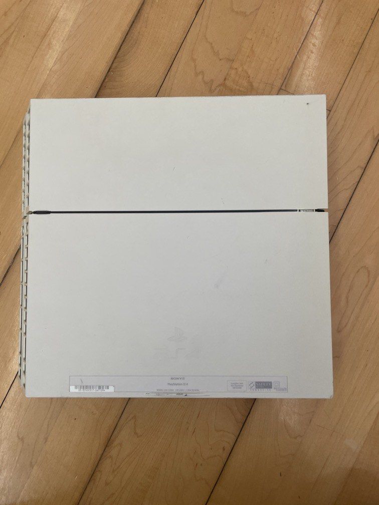 Ps4 送Controller （分類：PlayStation）位於 Hong Kong。 由 flamingofly2 提交（商品編號 1470608723，圖片 1）。簡介： 用了比較舊，後面兩個螺絲批拆了貼紙搣下除了那些還可以非常好的運作沒，蓋上面有污漬。