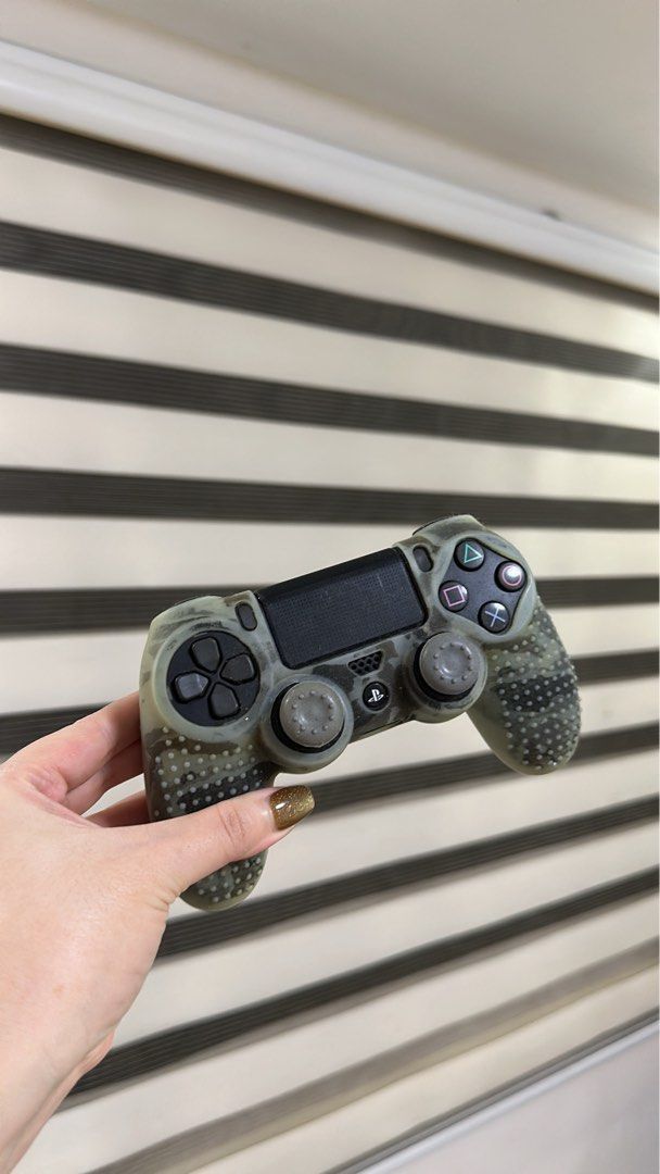 Ps4 slim complete set (Category: Others) located in Mandaluyong City. Submitted by _anjconcepcion (Listing ID 1470736904, Image 3). Description: .