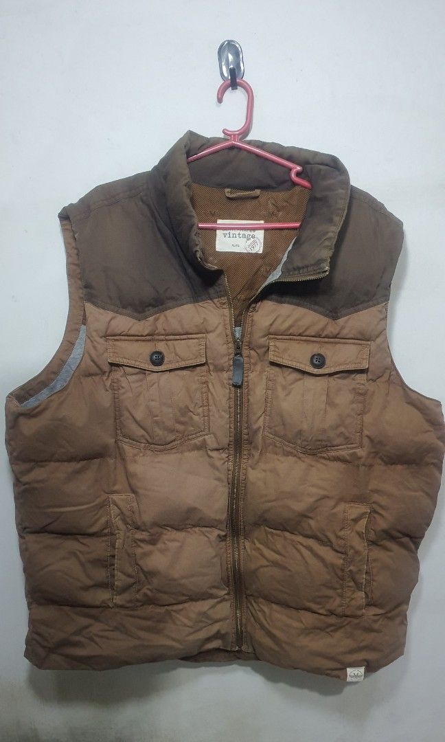 Puffer Vest (Category: Vests) located in Tarlac. Submitted by gunz__ (Listing ID 1470625729, Image 1). Description: Good condition No visible flaws WL: 26x27 ₱600 + shipping fee (shipped via J&T) MOP: Gcash PM if interested.