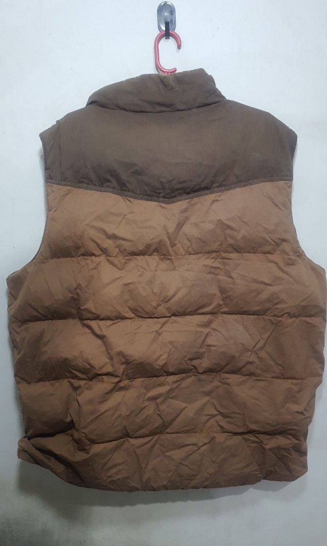 Puffer Vest (Category: Vests) located in Tarlac. Submitted by gunz__ (Listing ID 1470625729, Image 2). Description: Good condition No visible flaws WL: 26x27 ₱600 + shipping fee (shipped via J&T) MOP: Gcash PM if interested.