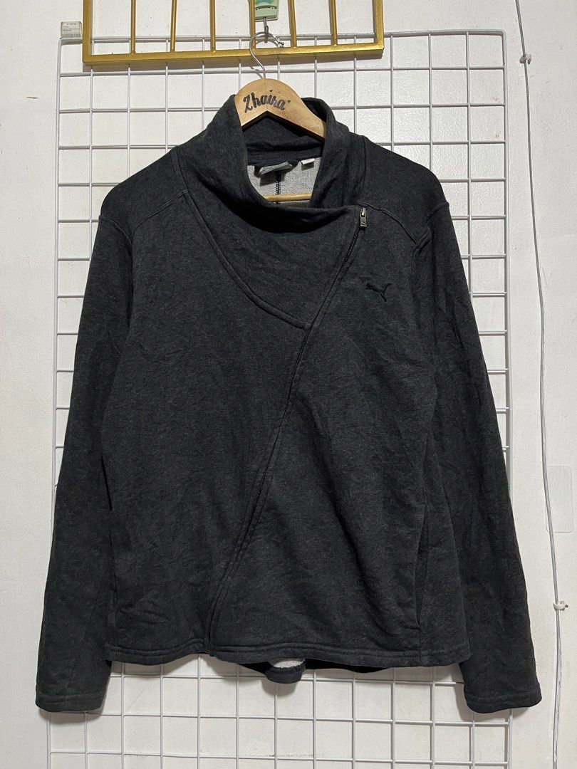 Puma Asymmetrical Zip Neck Sweatshirt / Jacket Grey Size L (Category: Coats, Jackets and Outerwear) located in Pagsanjan. Submitted by zhairaaaaa (Listing ID 1470695849, Image 2). Description: - Brand: Puma - Color: Dark grey - Size: Large (relaxed fit) - Features: Asymmetrical zip collar, front pockets, embroidered logo on chest - Lining: Cozy grey and white heathered fleece - Condition/Vibe: Great layering piece for cooler weather.