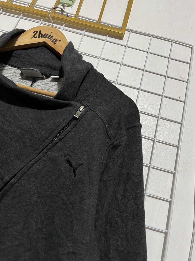 Puma Asymmetrical Zip Neck Sweatshirt / Jacket Grey Size L (Category: Coats, Jackets and Outerwear) located in Pagsanjan. Submitted by zhairaaaaa (Listing ID 1470695849, Image 3). Description: - Brand: Puma - Color: Dark grey - Size: Large (relaxed fit) - Features: Asymmetrical zip collar, front pockets, embroidered logo on chest - Lining: Cozy grey and white heathered fleece - Condition/Vibe: Great layering piece for cooler weather.