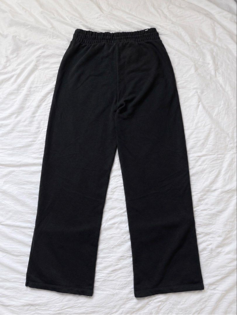 Puma Black Wide Leg Sweatpants (Category: Joggers) located in Manila. Submitted by coollion_7aaba1 (Listing ID 1470603516, Image 2). Description: - Size: Asia M - Fit: Relaxed, wide-leg style - Material: Soft cotton blend - Waistband: Elastic with adjustable drawstring Condition: Good as new No issues Original purchase price: ₱3,000 Selling at a much lower price! Measurements: • Length: 36 inches • Waist: 14 inches (laid flat) • Leg width: 11 inc