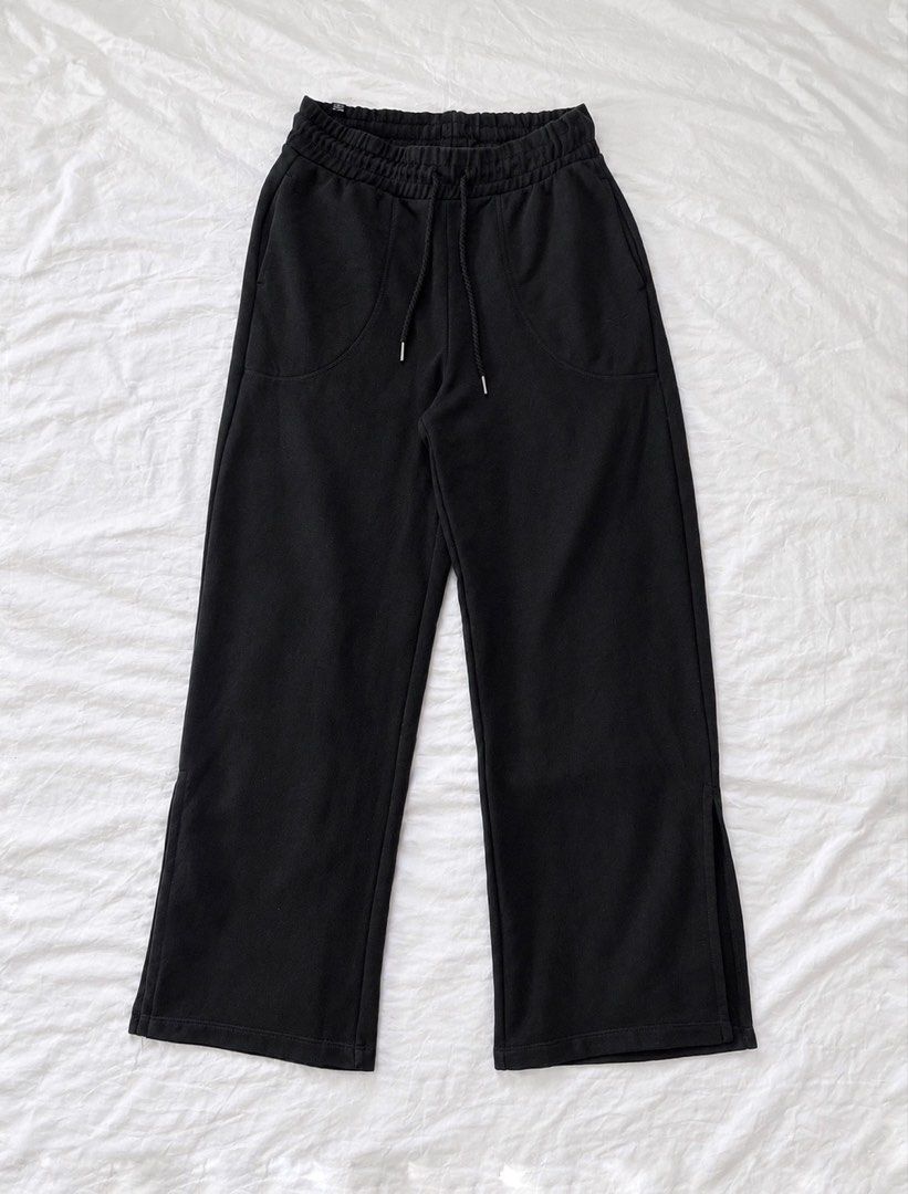 Puma Black Wide Leg Sweatpants (Category: Joggers) located in Manila. Submitted by coollion_7aaba1 (Listing ID 1470603516, Image 1). Description: - Size: Asia M - Fit: Relaxed, wide-leg style - Material: Soft cotton blend - Waistband: Elastic with adjustable drawstring Condition: Good as new No issues Original purchase price: ₱3,000 Selling at a much lower price! Measurements: • Length: 36 inches • Waist: 14 inches (laid flat) • Leg width: 11 inc