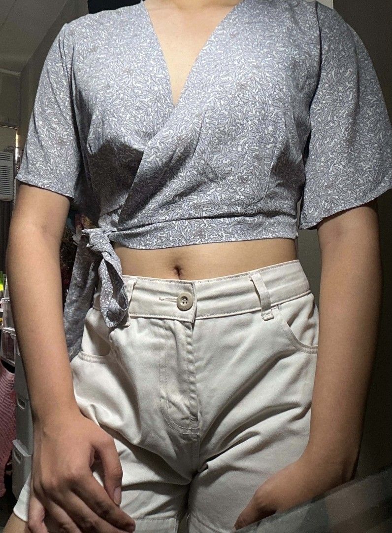 Purple Cropped Top (Category: Blouses) located in Mandaluyong City. Submitted by lovedbychiena (Listing ID 1470675876, Image 1). Description: Size: Small 📩 Message for more information/size clarifications 📍Mandaluyong City 💸 Gcash/BPI 🚚 Jnt / Lalamove /Pick-up.